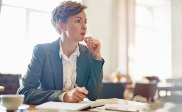 empresaria-pensativa-